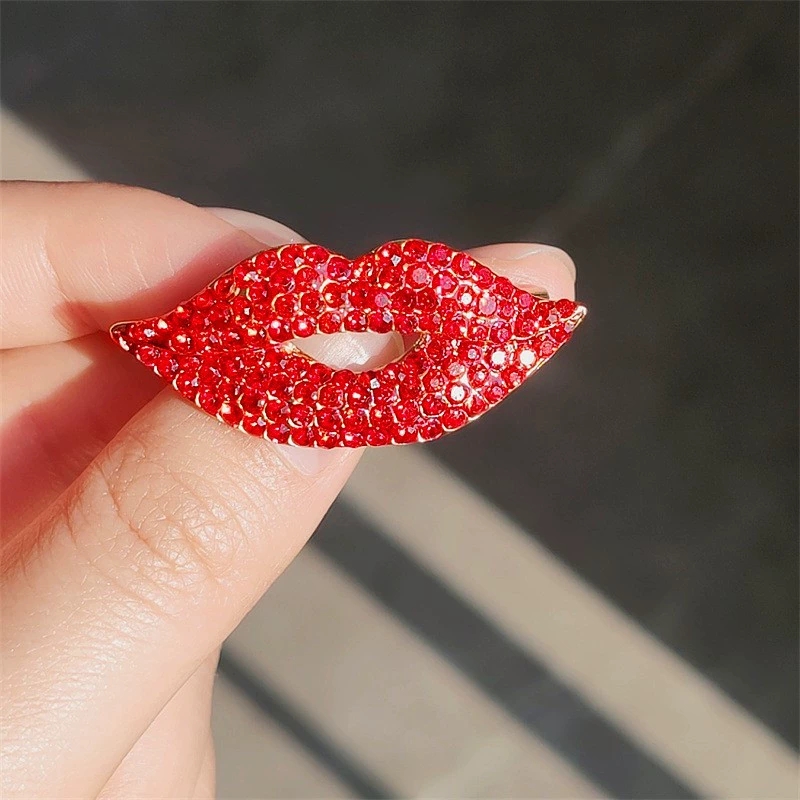 Full of Crystal Lips-shape Bro - Embroidery Lips 评论和价格