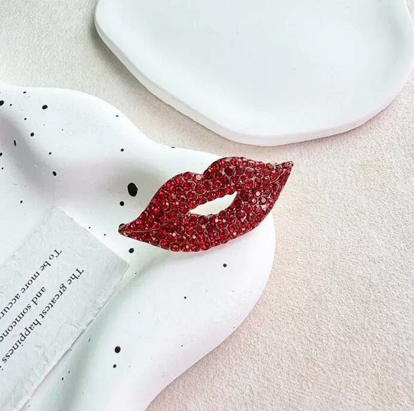 Full of Crystal Lips-shape Bro - Embroidery Lips 评论和价格