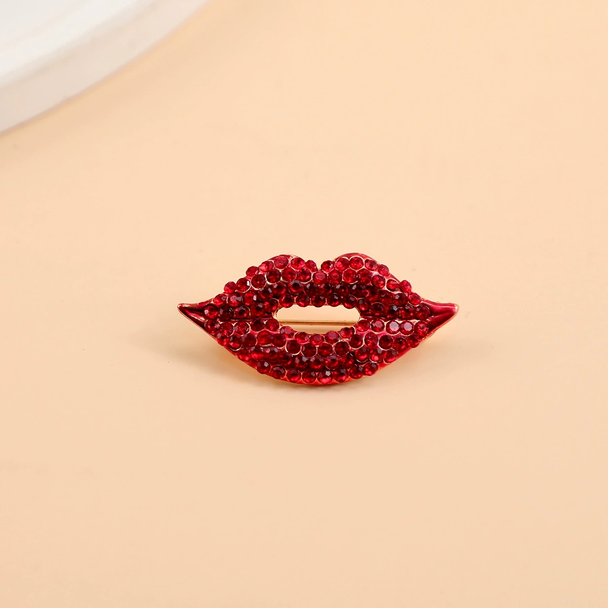 Full of Crystal Lips-shape Bro - Embroidery Lips 评论和价格