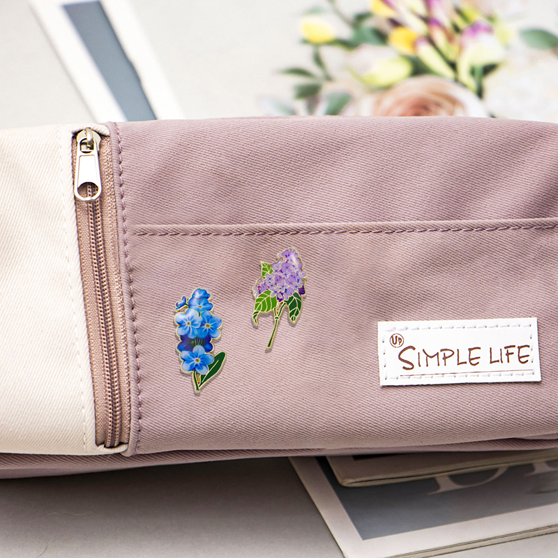 Pretty Flower Theme Enamel Pin - Embroidery Lips 评论和价格