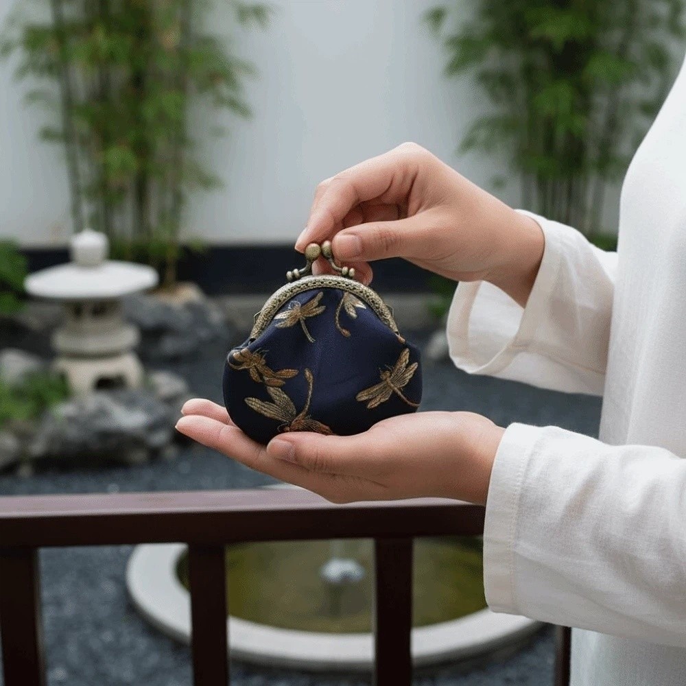 Anti-lost Kiss Lock Coin Purse - Embroidery Wallet 评论和价格