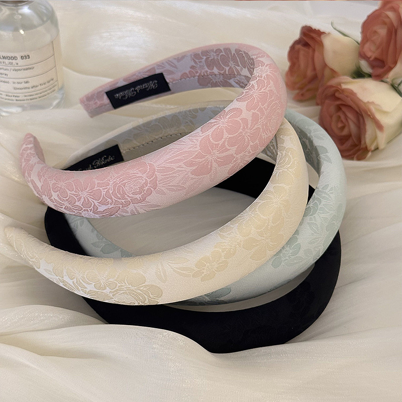 Fashion Women Embroidery Rose  - Embroidery Hoop 评论和价格