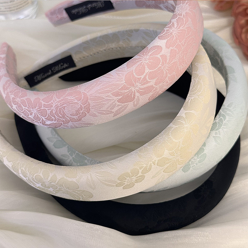 Fashion Women Embroidery Rose  - Embroidery Hoop 评论和价格